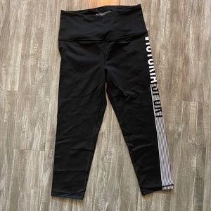 Victoria’s Secret - Medium Capri Leggings